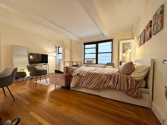 3rd image of 455 W 34th St APT 10H