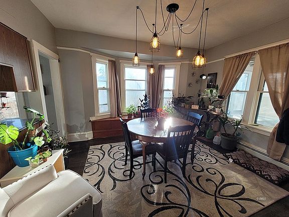 4th image of 216 N Prairie Ave