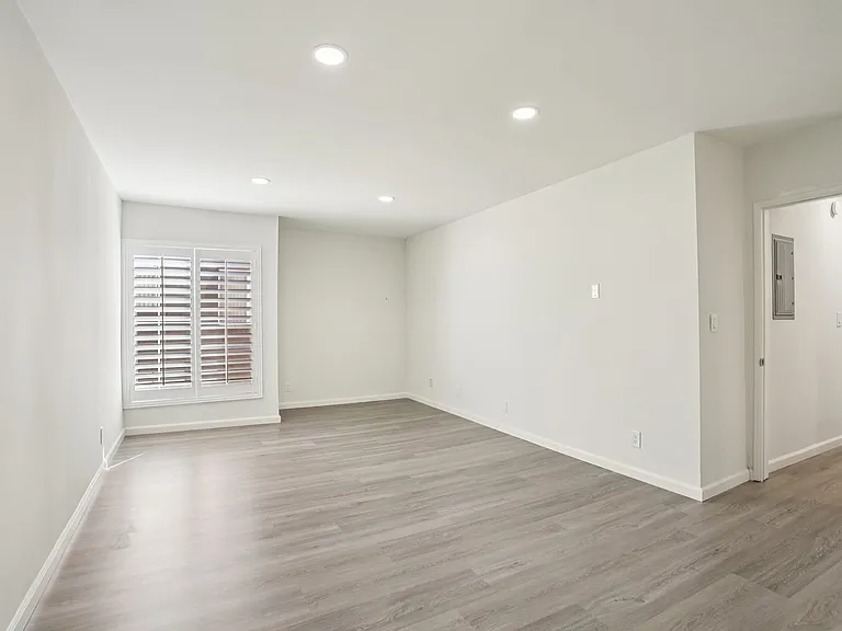 Willis Apartments — Photo 15