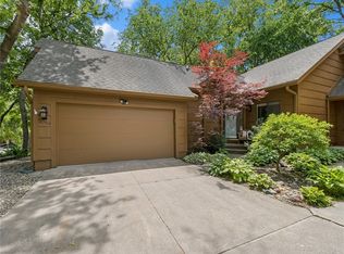 7059 Oak Brook Dr, Urbandale, IA 50322