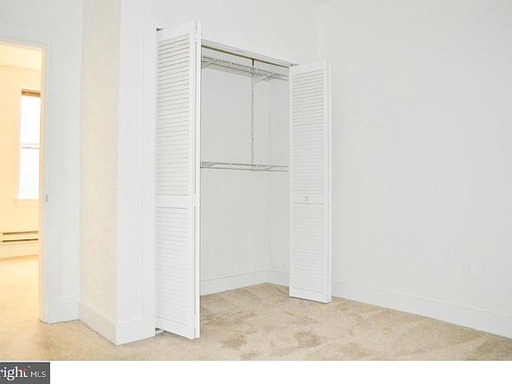 5th image of 330 S Juniper St APT 1D