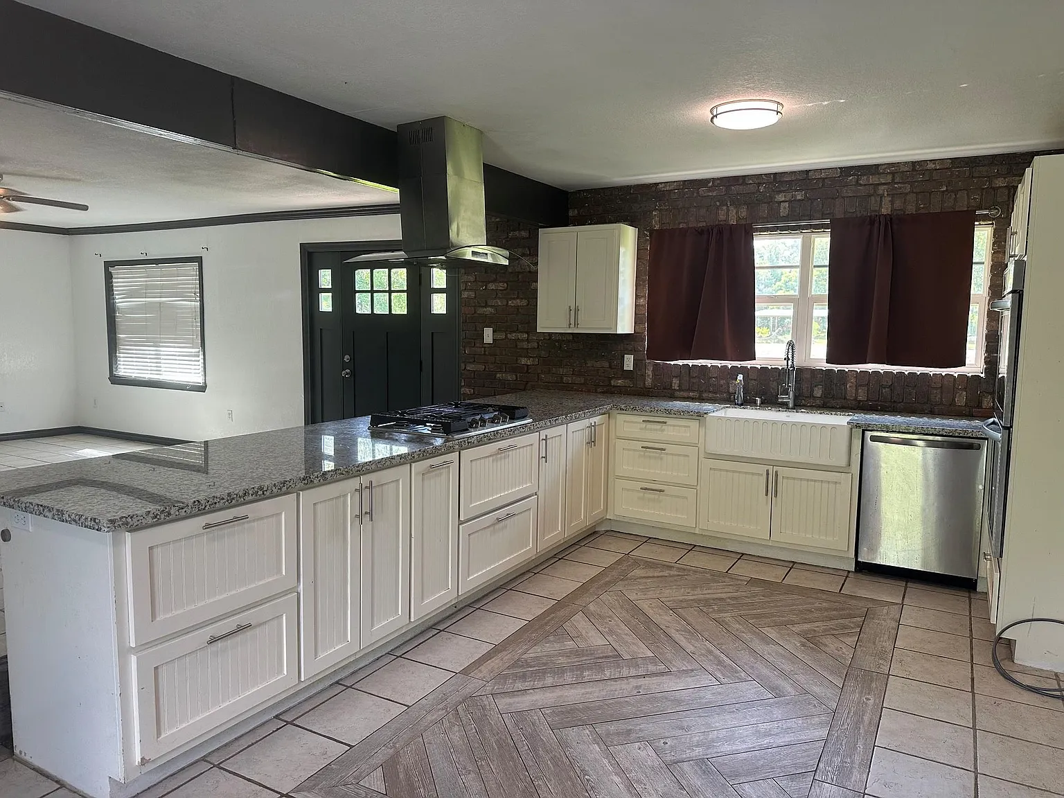4 bed, 2.5 bath, 2040 sqft, $2,400 — Photo 3