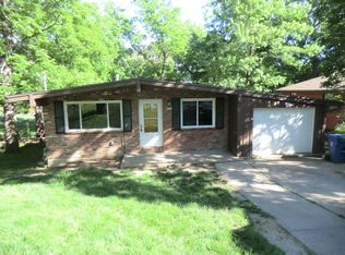 915 NW South Shore Dr, Lake Waukomis, MO 64151