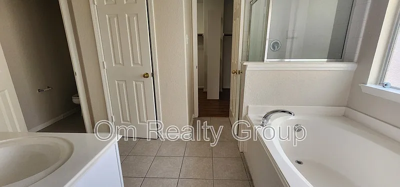 5 bed, 3.0 bath, 2355 sqft, $2,450 — Photo 4