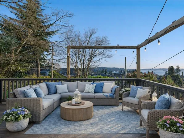 1073 Clyde Ave, West Vancouver, BC V7T 1E3