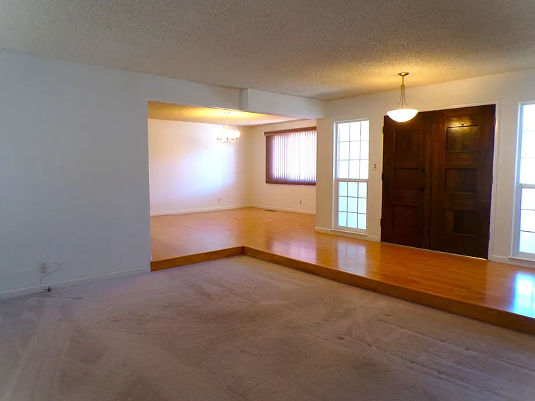 1600 Fairington Ln — Photo 2