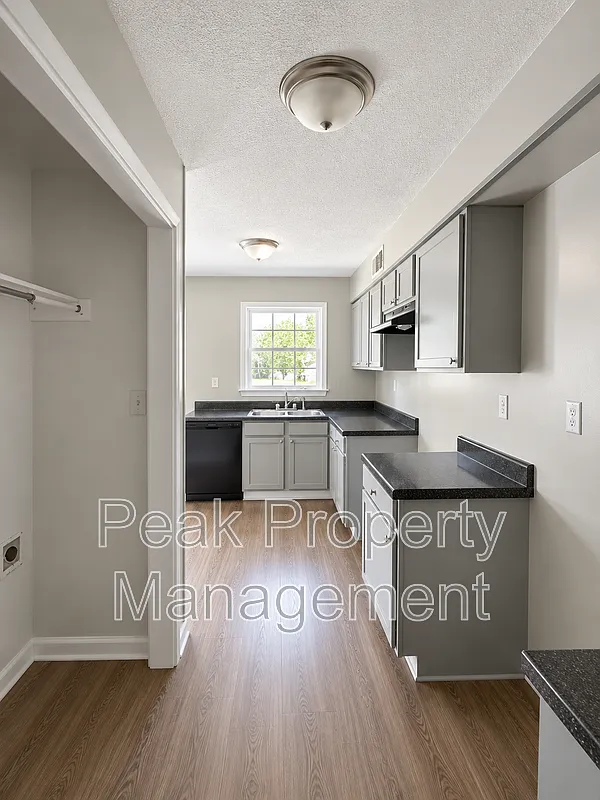 3 bed, 1.0 bath, 1100 sqft, $1,350 — Photo 2