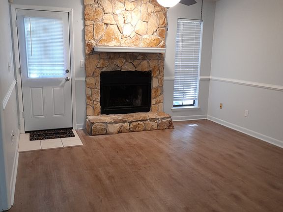 3rd image of 912 Meadow Ln