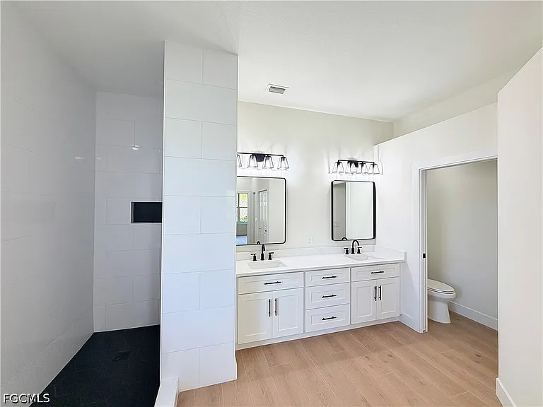 11001 Sea Tropic Ln — Photo 15