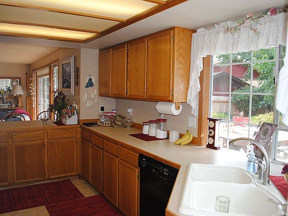 Kitchen w lots of cabinets
