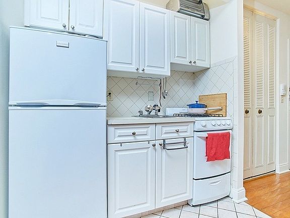 3rd image of 326 E 34th St #C3r