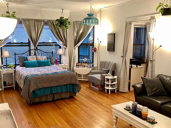 2nd image of 533 W Wellington Ave #27