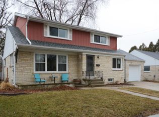 325 Quinlan Dr, Pewaukee, WI 53072