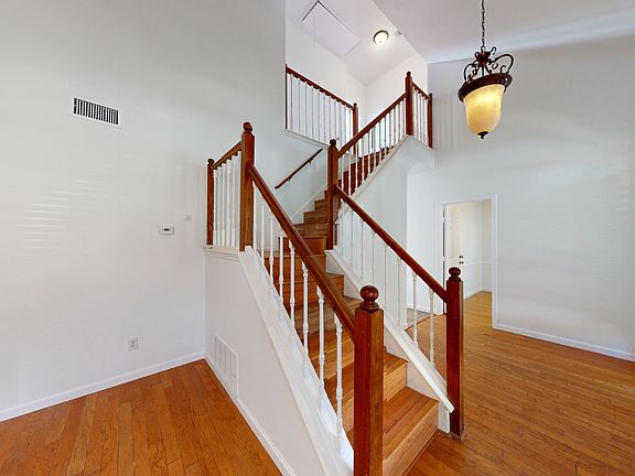 3rd image of 7916 Pinkerton Ct