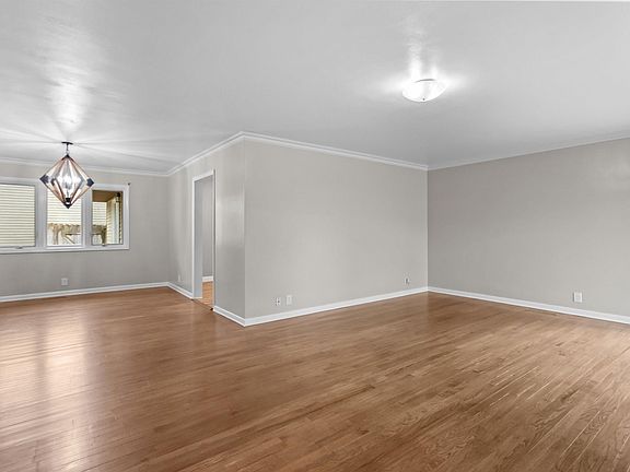 4th image of 1001 Maplewood Dr