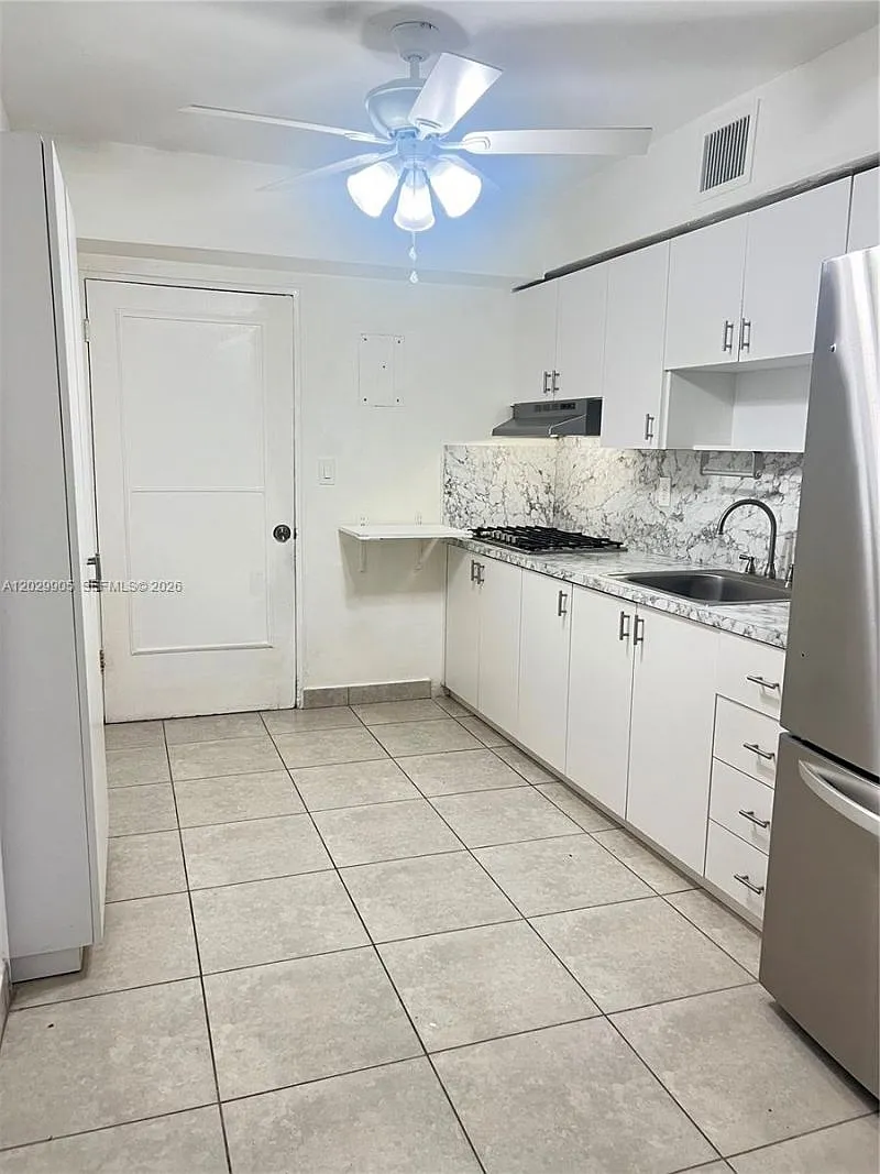3 bed, 2.0 bath, 1606 sqft, $3,475 — Photo 2