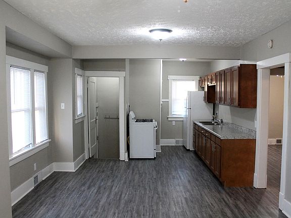 3rd image of 1422 N Broadwell Ave