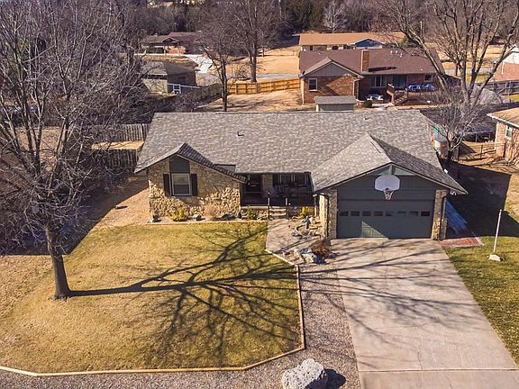3rd image of 915 Highland Dr