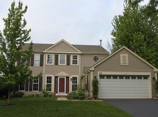 616 Surrey Ridge Dr, Cary, IL 60013