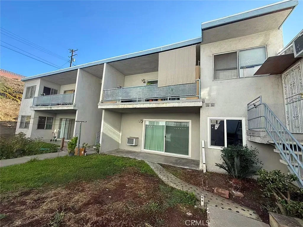 2 bed, 1.0 bath, 861 sqft, $2,400 — Photo 3