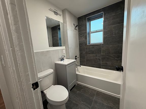 4th image of 500-04 W 7th St #307