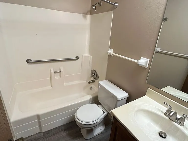 Oakridge Apartments — Photo 36