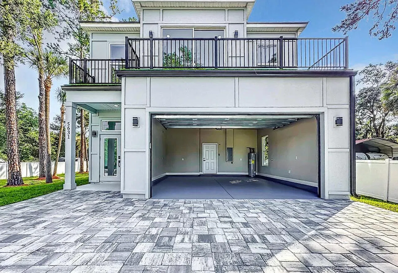 3 bed, 2200 sqft, $4,950 — Photo 3