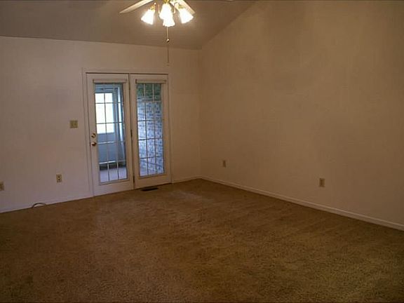 3rd image of 1040 E Crown Pointe Blvd