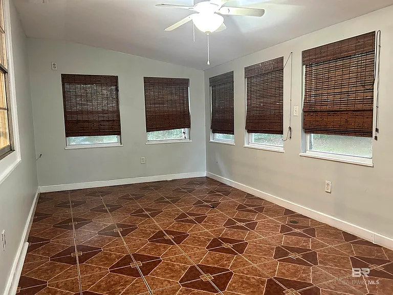 1906 Elaine Ave — Photo 10