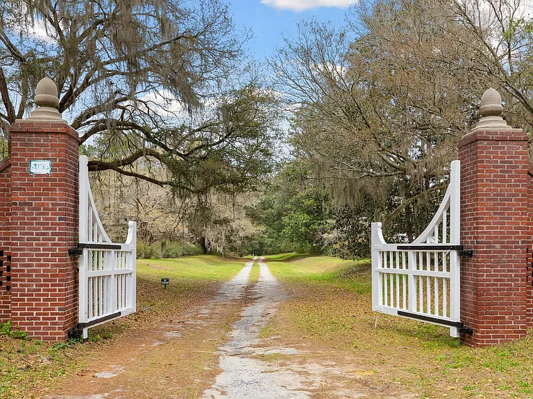 4136 Ashley River Rd — Photo 3