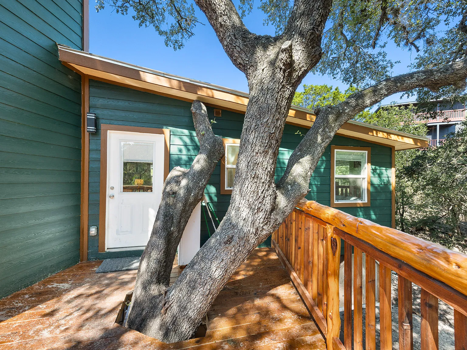 3 bed, 860 sqft, $2,600 — Photo 1