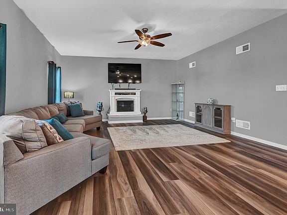 5th image of 455 Hollyhock Dr