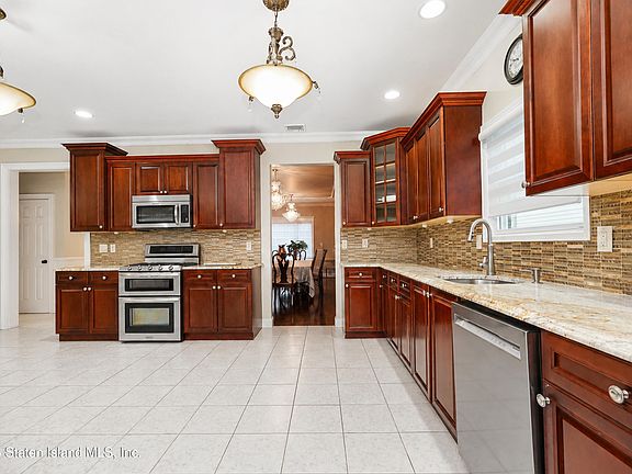 4th image of 15 Lundsten Ave