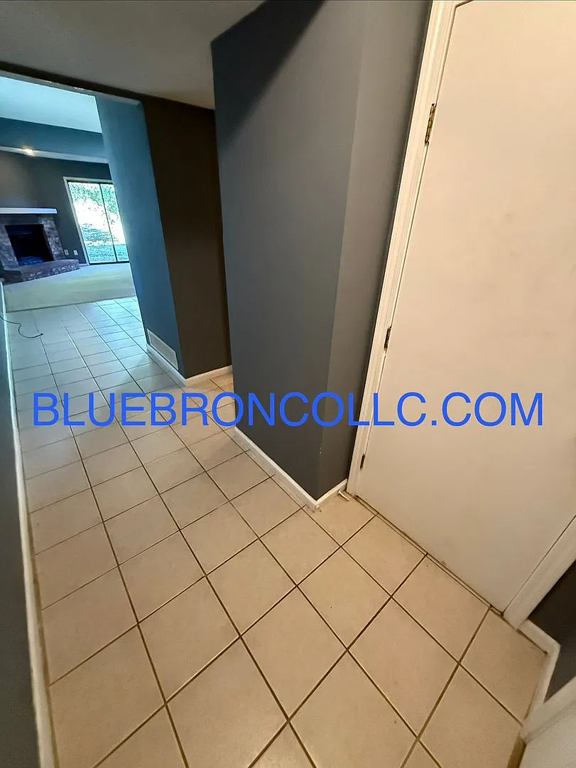 This one will go fast, marvelous 3 bedroom for great price in Lee's Summit — Photo 2