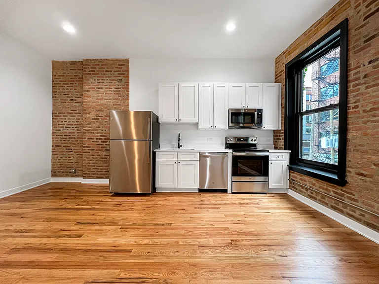 309 W Chicago Ave #302 — Photo 2