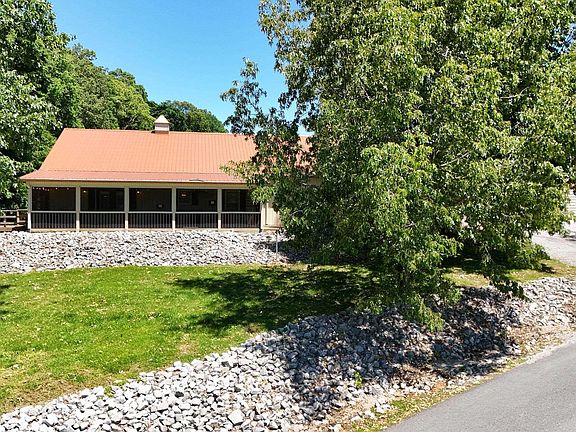 3rd image of 445 Dianne Dr