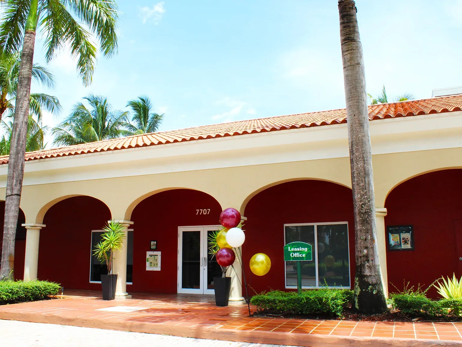 Royal Palms Apartments — Photo 3