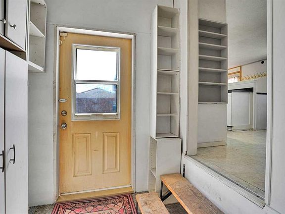 4th image of 903 W Briar Cres