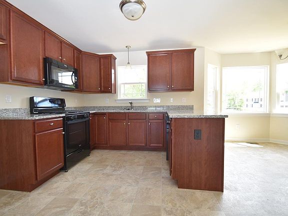 3rd image of 16 Fox Hollow Ln