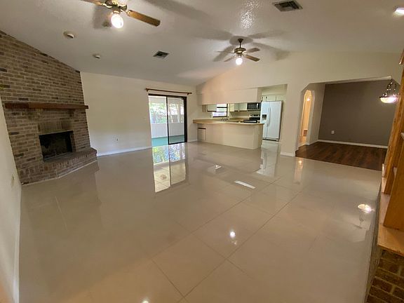 4th image of 988 Yellow Rose Dr
