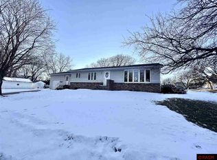 121 N Grove St, Lake Crystal, MN 56055