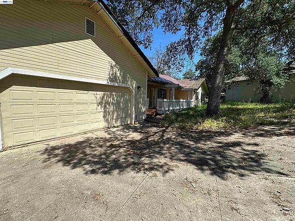 2nd image of 2633 Glen Ct