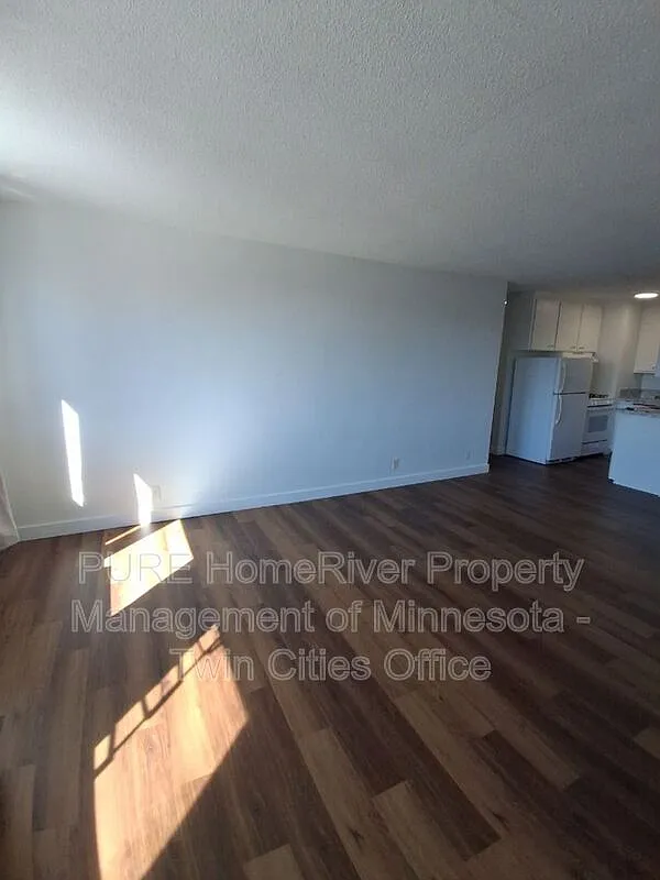 1 bed, 1.0 bath, 656 sqft, $1,300 — Photo 3