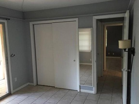 2nd image of 813 SE 13th St APT 5