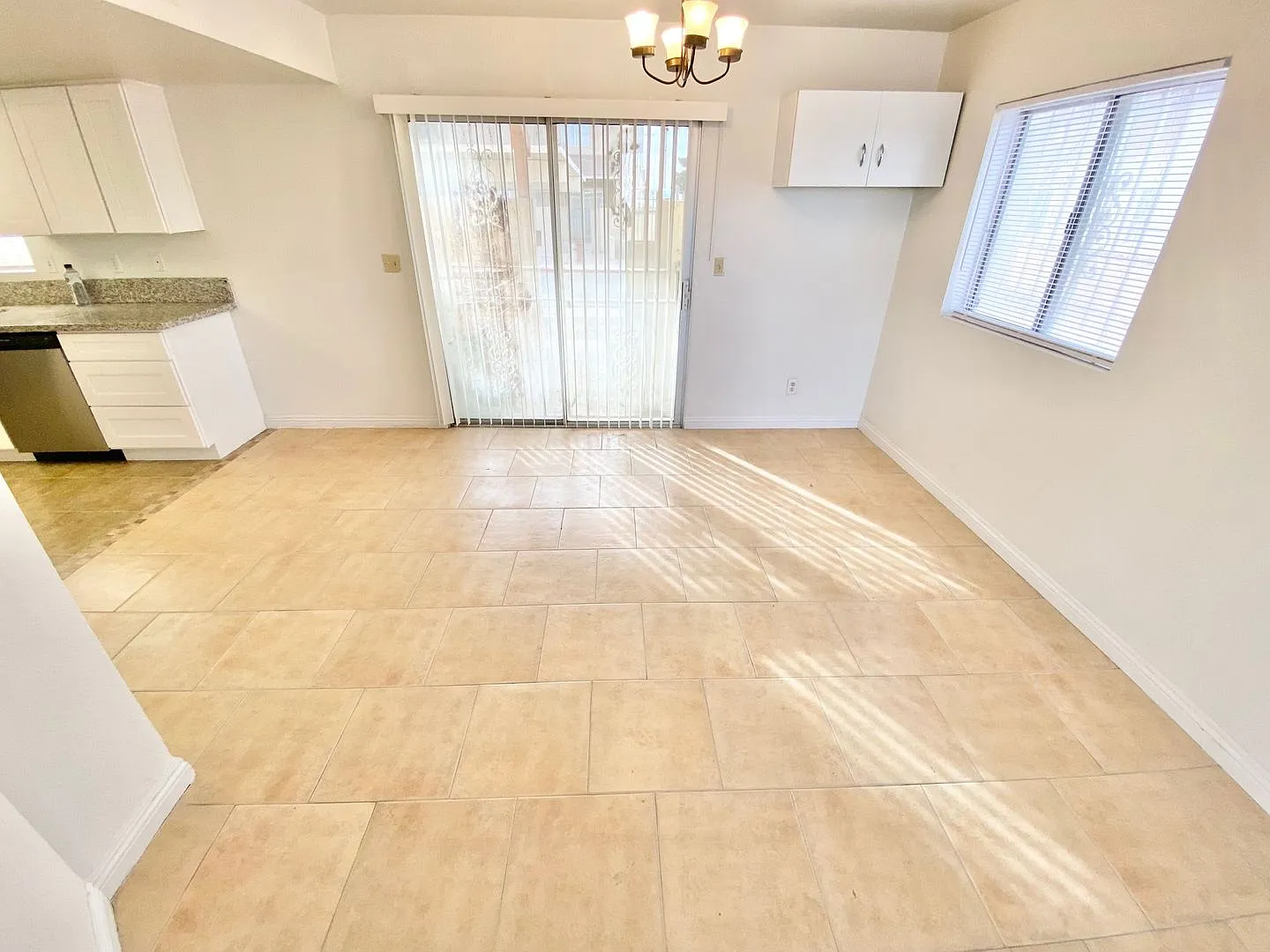Adorable 3-bedroom corner-unit condo with recently updated kitchen and bathrooms — Photo 4