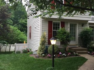 1556 Woodcrest Dr, Reston, VA 20194