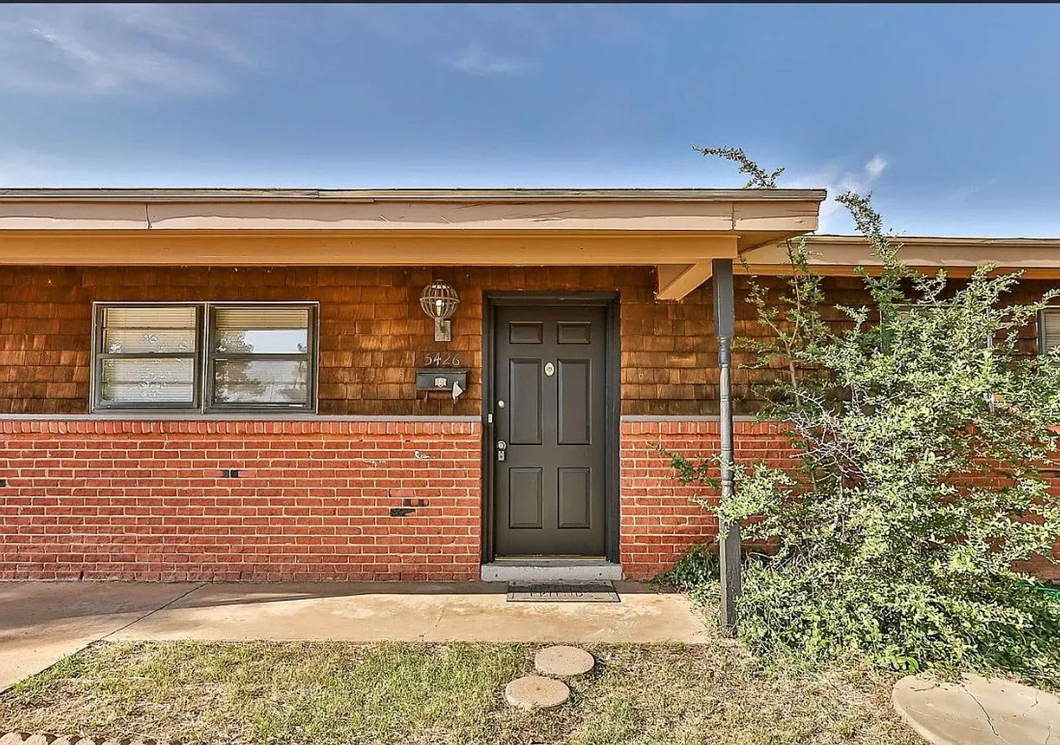 Centrally Located 3 bedroom 2 bathroom house! — Photo 4