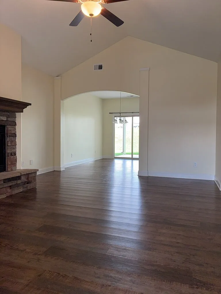 3 bed, 2.0 bath, 1396 sqft, $2,400 — Photo 2