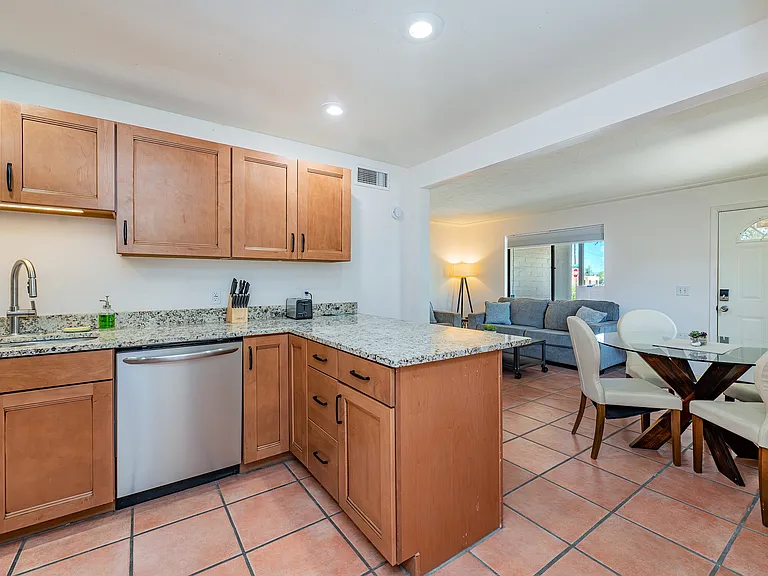 1002 E Simmons St — Photo 3