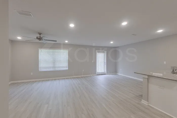 305 Monarch Ln — Photo 2